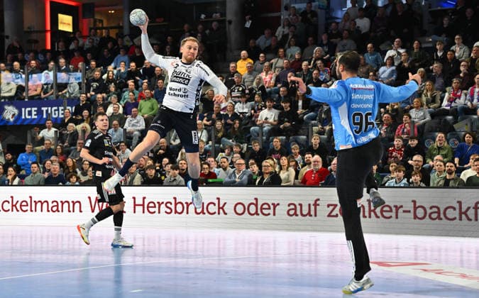 21.02.20265 - Handball - 1. Bundesliga DAIKIN HBL - Saison 2025 2026 - 22. Spieltag: HC Erlangen Metropolregion Nürnberg HCE - SG Flensburg Handewitt - - xwoxzix - Simon Pytlick (2, SG Flensburg-Handewitt ) Khalifa Ghedbane (96, HC Erlangen HCE )