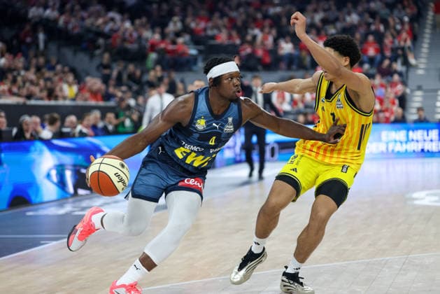 Brian Fobbs (EWE Baskets Oldenburg, 04) mit Jack Kayil (Alba Berlin, 07), GER, Alba Berlin vs. EWE Baskets Oldenburg, Basketball, BBL Pokal, BMW TOP FOUR, Halbfinale, Saison 2025 2026, 21.02.2026, GER, Alba Berlin vs. EWE Baskets Oldenburg, Basketball, BBL Pokal, BMW TOP FOUR, Halbfinale, Saison 2025 2026, 21.02.2026 Muenchen Copyright: xEibner-Pressefoto JennixMaulx EP_JML