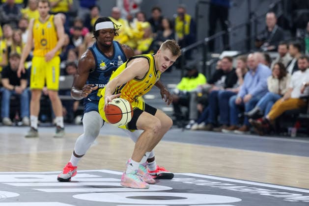 Sam Griesel (Alba Berlin, 05) mit Brian Fobbs (EWE Baskets Oldenburg, 04), GER, Alba Berlin vs. EWE Baskets Oldenburg, Basketball, BBL Pokal, BMW TOP FOUR, Halbfinale, Saison 2025 2026, 21.02.2026, GER, Alba Berlin vs. EWE Baskets Oldenburg, Basketball, BBL Pokal, BMW TOP FOUR, Halbfinale, Saison 2025 2026, 21.02.2026 Muenchen Copyright: xEibner-Pressefoto JennixMaulx EP_JML