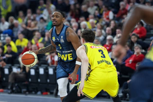 Kyle Lofton (EWE Baskets Oldenburg, 00) mit Alex OConnell (Alba Berlin, 03), GER, Alba Berlin vs. EWE Baskets Oldenburg, Basketball, BBL Pokal, BMW TOP FOUR, Halbfinale, Saison 2025 2026, 21.02.2026, GER, Alba Berlin vs. EWE Baskets Oldenburg, Basketball, BBL Pokal, BMW TOP FOUR, Halbfinale, Saison 2025 2026, 21.02.2026 Muenchen Copyright: xEibner-Pressefoto JennixMaulx EP_JML