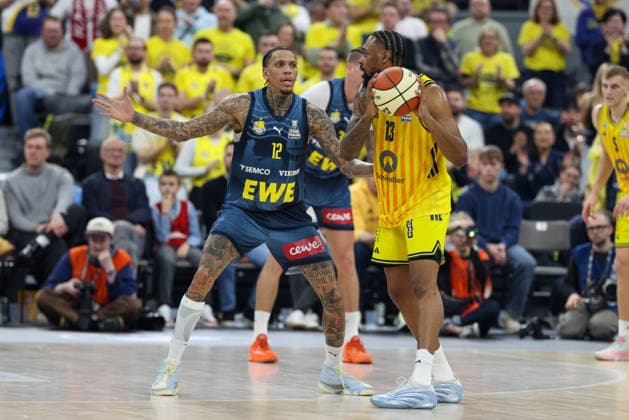 Jwan Roberts (Alba Berlin, 13) mit Michale Kyser (EWE Baskets Oldenburg, 12), GER, Alba Berlin vs. EWE Baskets Oldenburg, Basketball, BBL Pokal, BMW TOP FOUR, Halbfinale, Saison 2025 2026, 21.02.2026, GER, Alba Berlin vs. EWE Baskets Oldenburg, Basketball, BBL Pokal, BMW TOP FOUR, Halbfinale, Saison 2025 2026, 21.02.2026 Muenchen Copyright: xEibner-Pressefoto JennixMaulx EP_JML