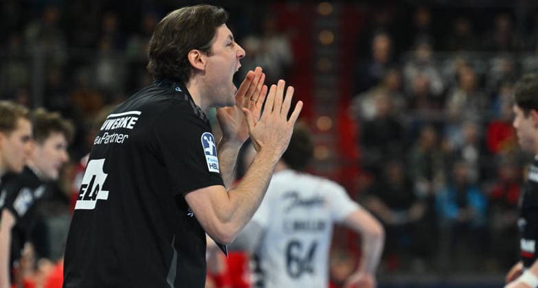 21.02.20265 - Handball - 1. Bundesliga DAIKIN HBL - Saison 2025 2026 - 22. Spieltag: HC Erlangen Metropolregion Nürnberg HCE - SG Flensburg Handewitt - - xwoxzix - Johannes Sellin ( Trainer HC Erlangen HCE ) ruft schreit brüllt