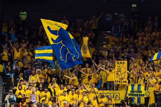 GER, BMW Top Four, Basketball BBL Pokal, Halbfinale, ALBA Berlin - EWE Baskets Oldenburg. 21.02.2026, SAP Garden, München, GER, BMW Top Four, Basketball BBL Pokal, Halbfinale, ALBA Berlin - EWE Baskets Oldenburg. Fasn von ALBA Berlin Foto Alexander Trienitz München SAP Garden Bayern Deutschland
