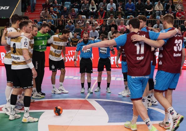 GER HBL2 Saison 2025 2026 VfL Potsdam vs HC Elbflorenz Dresden, 21.02.26, MBS Arena, Potsdam Begrüßung, vor dem Spiel, beide Teams, Mittelkreis, Schiedsrichter