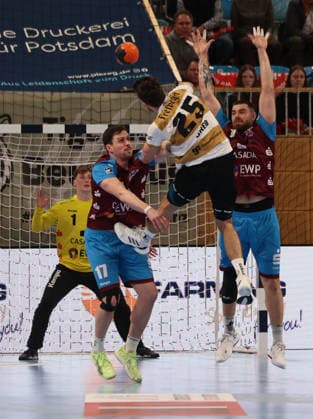 GER HBL2 Saison 2025 2026 VfL Potsdam vs HC Elbflorenz Dresden, 21.02.26, MBS Arena, Potsdam Frederik HÖLER (1.VfL Potsdam 1), Jannek KLEIN (1.VfL Potsdam 17), Sebastian GREESS (HC Elbflorenz 25), Davide BULZAMINI (1.VfL Potsdam 8)
