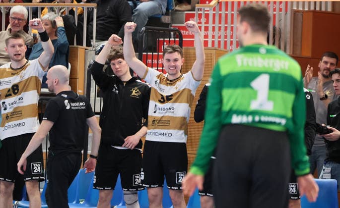 GER HBL2 Saison 2025 2026 VfL Potsdam vs HC Elbflorenz Dresden, 21.02.26, MBS Arena, Potsdam Reservebank des HC Elbflorenz jubelt über Parade von Marino MALLWITZ (HC Elbflorenz 1), Emotion, Teamspirit