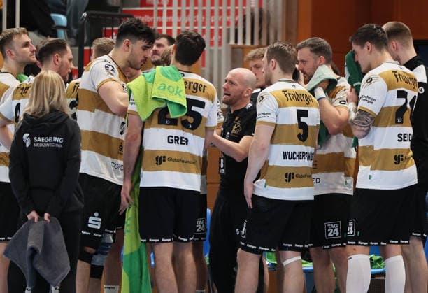 GER HBL2 Saison 2025 2026 VfL Potsdam vs HC Elbflorenz Dresden, 21.02.26, MBS Arena, Potsdam Timeout, Team HC Elbflorenz, Anspreche, Andre HABER (HC Elbflorenz_Trainer), Coaching
