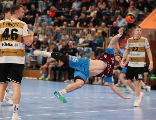 GER HBL2 Saison 2025 2026 VfL Potsdam vs HC Elbflorenz Dresden, 21.02.26, MBS Arena, Potsdam Nicholas SCHLEY (1.VfL Potsdam 35) mit spektakulärer Aktion am Kreis, artistisch, Körperspannung