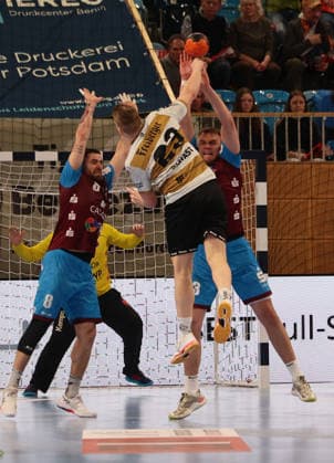 GER HBL2 Saison 2025 2026 VfL Potsdam vs HC Elbflorenz Dresden, 21.02.26, MBS Arena, Potsdam Ivar STAVAST (HC Elbflorenz 23) scheitert am Block des 1. VfL Potsdam