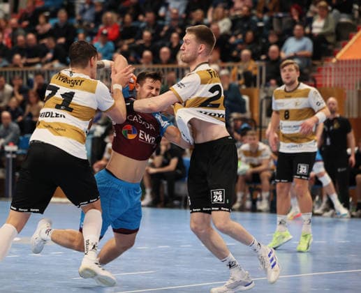 GER HBL2 Saison 2025 2026 VfL Potsdam vs HC Elbflorenz Dresden, 21.02.26, MBS Arena, Potsdam Markus MAHR (1.VfL Potsdam 6) wird von Oliver SEIDLER (HC Elbflorenz 71) und Ivar STAVAST (HC Elbflorenz 23) unsanft gestoppt