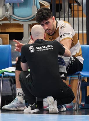 GER HBL2 Saison 2025 2026 VfL Potsdam vs HC Elbflorenz Dresden, 21.02.26, MBS Arena, Potsdam Andre HABER (HC Elbflorenz_Trainer) im Dialog mit Doruk PEHLIVAN (HC Elbflorenz 11)