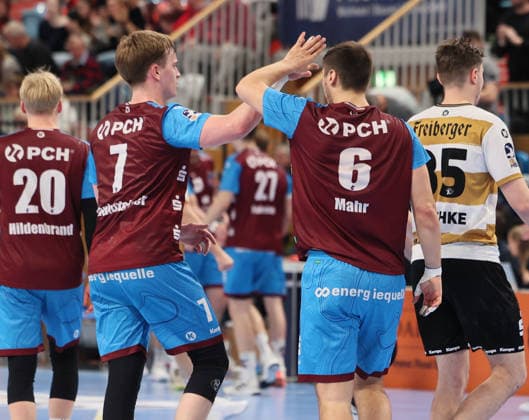 GER HBL2 Saison 2025 2026 VfL Potsdam vs HC Elbflorenz Dresden, 21.02.26, MBS Arena, Potsdam Abklatschen zur Halbzeit, Nicolas PAULNSTEINER (1.VfL Potsdam 7), Markus MAHR (1.VfL Potsdam 6) hatte in der Schlusssekunde der 1. Halbzeit zum 12:14 verkürzt