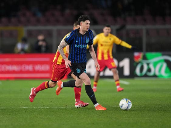 US Lecce v FC Internazionale - Serie A Alessandro Bastoni of FC Internazionale plays during the Serie A match between US Lecce and Internazionale FC in Lecce, Italy, on February 21, 2026. Lecce Italy  Copyright: xGabrielexMaricchiolox originalFilename:maricchiolo-usleccev260221_npEiX.jpg