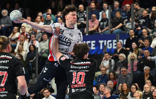 21.02.20265 - Handball - 1. Bundesliga DAIKIN HBL - Saison 2025 2026 - 22. Spieltag: HC Erlangen Metropolregion Nürnberg HCE - SG Flensburg Handewitt - - xwoxzix - Lasse Möller Moeller (64, SG Flensburg-Handewitt ) Florian Scheerer (10, HC Erlangen HCE )
