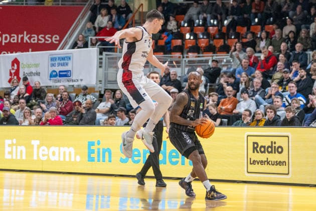 Zweikampf zwischen Luca Kahl (Bayer Giants Leverkusen, 03) und Jordan Johnson (Tigers Tuebingen, 11). Bayer Giants Leverkusen vs. Tigers Tuebingen, Basketball, Barmer 2. Basketballbundesliga, 24. Spieltag, Saison 2025 2026, 21.02.2026 Bayer Giants Leverkusen vs. Tigers Tuebingen, Basketball, Barmer 2. Basketballbundesliga, Pro A, 24. Spieltag, Saison 2025 2026, 21.02.2026 Leverkusen Copyright: xEibner-Pressefoto ThomasxHaeslerx EP_THR