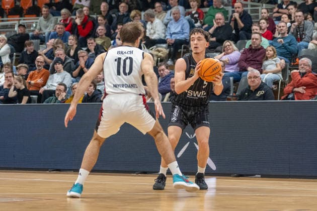Zweikampf zwischen Sebastian Brach (Bayer Giants Leverkusen, 10) und Kaya Bayram (Tigers Tuebingen, 05). Bayer Giants Leverkusen vs. Tigers Tuebingen, Basketball, Barmer 2. Basketballbundesliga, 24. Spieltag, Saison 2025 2026, 21.02.2026 Bayer Giants Leverkusen vs. Tigers Tuebingen, Basketball, Barmer 2. Basketballbundesliga, Pro A, 24. Spieltag, Saison 2025 2026, 21.02.2026 Leverkusen Copyright: xEibner-Pressefoto ThomasxHaeslerx EP_THR