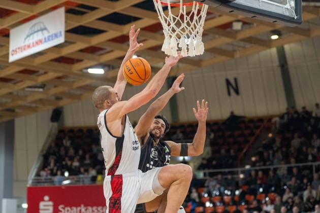 Zweikampf zwischen Dennis Heinzmann (Bayer Giants Leverkusen, 22) und Patrick Emilien (Tigers Tuebingen, 15). Bayer Giants Leverkusen vs. Tigers Tuebingen, Basketball, Barmer 2. Basketballbundesliga, 24. Spieltag, Saison 2025 2026, 21.02.2026 Bayer Giants Leverkusen vs. Tigers Tuebingen, Basketball, Barmer 2. Basketballbundesliga, Pro A, 24. Spieltag, Saison 2025 2026, 21.02.2026 Leverkusen Copyright: xEibner-Pressefoto ThomasxHaeslerx EP_THR