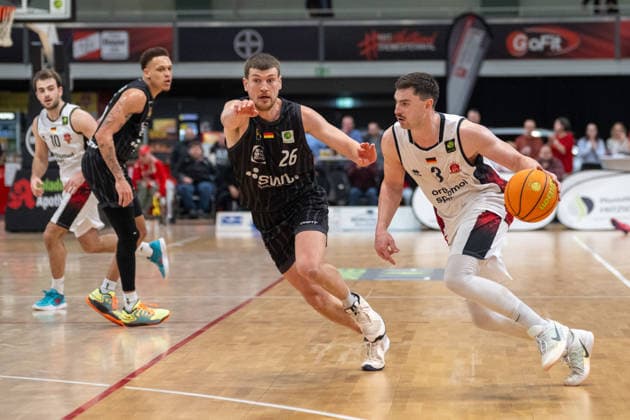 Zweikampf zwischen Till Joenke (Tigers Tuebingen, 26) und Luca Kahl (Bayer Giants Leverkusen, 03) Bayer Giants Leverkusen vs. Tigers Tuebingen, Basketball, Barmer 2. Basketballbundesliga, 24. Spieltag, Saison 2025 2026, 21.02.2026 Bayer Giants Leverkusen vs. Tigers Tuebingen, Basketball, Barmer 2. Basketballbundesliga, Pro A, 24. Spieltag, Saison 2025 2026, 21.02.2026 Leverkusen Copyright: xEibner-Pressefoto ThomasxHaeslerx EP_THR