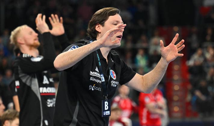 21.02.20265 - Handball - 1. Bundesliga DAIKIN HBL - Saison 2025 2026 - 22. Spieltag: HC Erlangen Metropolregion Nürnberg HCE - SG Flensburg Handewitt - - xwoxzix - Johannes Sellin ( Trainer HC Erlangen HCE ) enttäuscht Enttäuschung