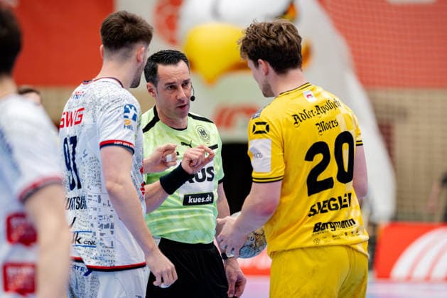 Krefeld, 21.02.2026, Handball, Herren, 2. Bundesliga, 20. Spieltag, 2025 2026: HSG Krefeld Niederrhein TV 05 07 Hüttenberg Fabian Baumgart (Schiedsrichter, mit.) mir Ansprache an Lukas Siegler (HSG Krefeld Niederrhein, 20) und David Kuntscher (TV 05 07 Hüttenberg, 97) Krefeld Glockenspitzhalle NRW Germany