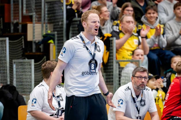 Krefeld, 21.02.2026, Handball, Herren, 2. Bundesliga, 20. Spieltag, 2025 2026: HSG Krefeld Niederrhein TV 05 07 Hüttenberg Steffen Kneer (Trainer TV 05 07 Hüttenberg) emotional am Spielfeldrand Krefeld Glockenspitzhalle NRW Germany