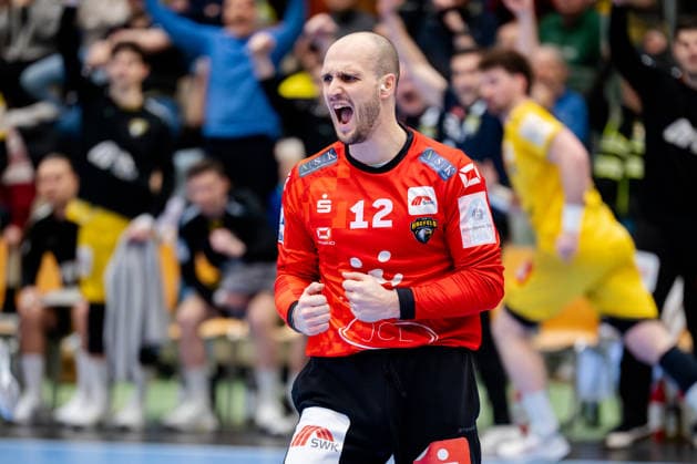Krefeld, 21.02.2026, Handball, Herren, 2. Bundesliga, 20. Spieltag, 2025 2026: HSG Krefeld Niederrhein TV 05 07 Hüttenberg Pau Guitart (HSG Krefeld Niederrhein Niederrhein, 12) jubelt über eine Parade Krefeld Glockenspitzhalle NRW Germany