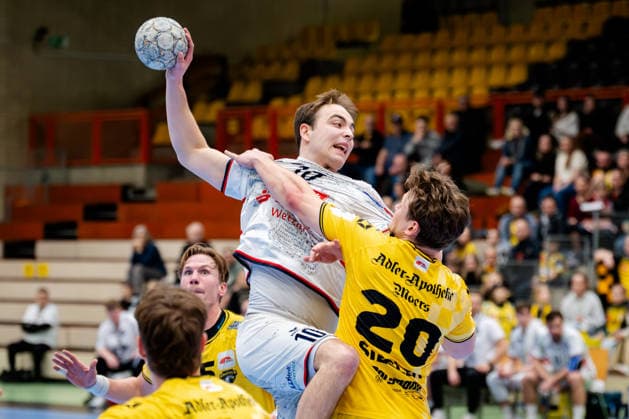 Krefeld, 21.02.2026, Handball, Herren, 2. Bundesliga, 20. Spieltag, 2025 2026: HSG Krefeld Niederrhein TV 05 07 Hüttenberg Paul Ohl (TV 05 07 Hüttenberg, 10) beim Wurf aus dem Rückraum gegen Lukas Siegler (HSG Krefeld Niederrhein, 20) Krefeld Glockenspitzhalle NRW Germany