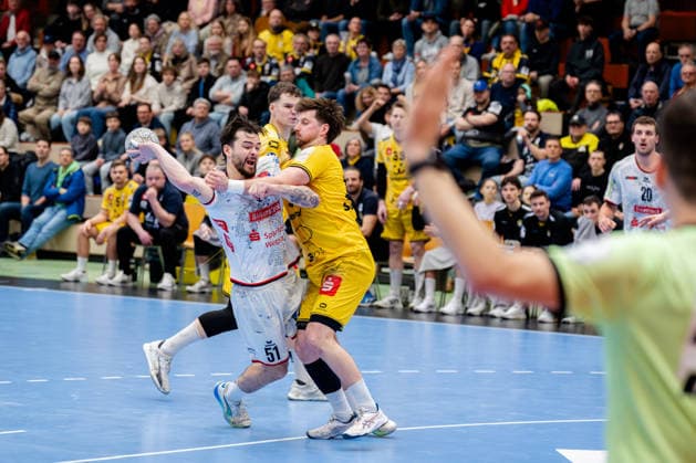 Krefeld, 21.02.2026, Handball, Herren, 2. Bundesliga, 20. Spieltag, 2025 2026: HSG Krefeld Niederrhein TV 05 07 Hüttenberg Hendrik Schreiber (TV 05 07 Hüttenberg, 51) im Zweikampf mit Mike Schulz (HSG Krefeld Niederrhein, 23) Krefeld Glockenspitzhalle NRW Germany