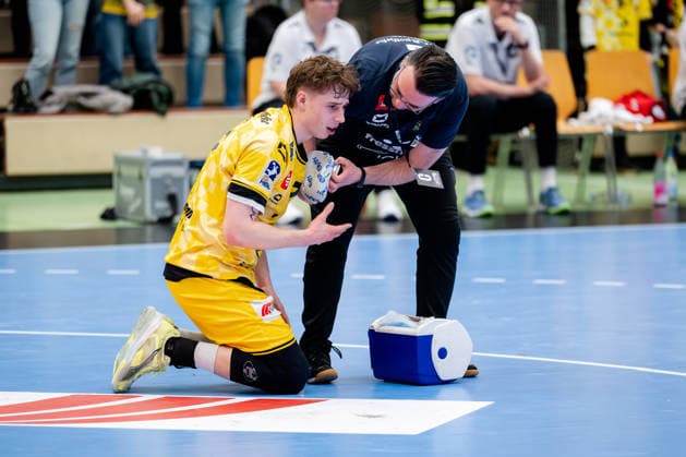 Krefeld, 21.02.2026, Handball, Herren, 2. Bundesliga, 20. Spieltag, 2025 2026: HSG Krefeld Niederrhein TV 05 07 Hüttenberg Marvin Kix (HSG Krefeld Niederrhein, 7) nach einem Zweikampf am Boden Krefeld Glockenspitzhalle NRW Germany