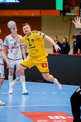 Krefeld, 21.02.2026, Handball, Herren, 2. Bundesliga, 20. Spieltag, 2025 2026: HSG Krefeld Niederrhein TV 05 07 Hüttenberg Falk Kolodziej (HSG Krefeld Niederrhein, 5) beim Torwurf Krefeld Glockenspitzhalle NRW Germany