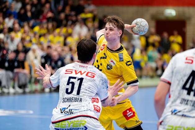 Krefeld, 21.02.2026, Handball, Herren, 2. Bundesliga, 20. Spieltag, 2025 2026: HSG Krefeld Niederrhein TV 05 07 Hüttenberg Marvin Kix (HSG Krefeld Niederrhein, 7) beim Wurf aus dem Rückraum gegen Hendrik Schreiber (TV 05 07 Hüttenberg, 51) Krefeld Glockenspitzhalle NRW Germany