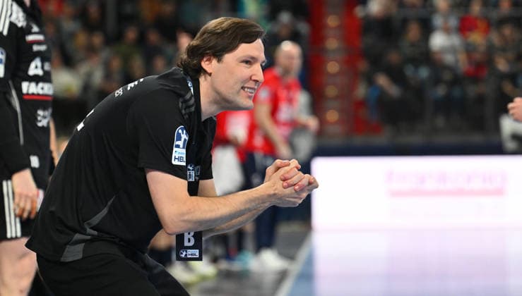21.02.20265 - Handball - 1. Bundesliga DAIKIN HBL - Saison 2025 2026 - 22. Spieltag: HC Erlangen Metropolregion Nürnberg HCE - SG Flensburg Handewitt - - xwoxzix - Johannes Sellin ( Trainer HC Erlangen HCE ) angespannt