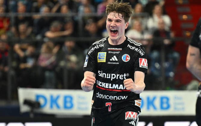 21.02.20265 - Handball - 1. Bundesliga DAIKIN HBL - Saison 2025 2026 - 22. Spieltag: HC Erlangen Metropolregion Nürnberg HCE - SG Flensburg Handewitt - - xwoxzix - Yannik Bialowas (7, HC Erlangen HCE ) ballt Faust Fäuste - Torjubel Jubel Freude