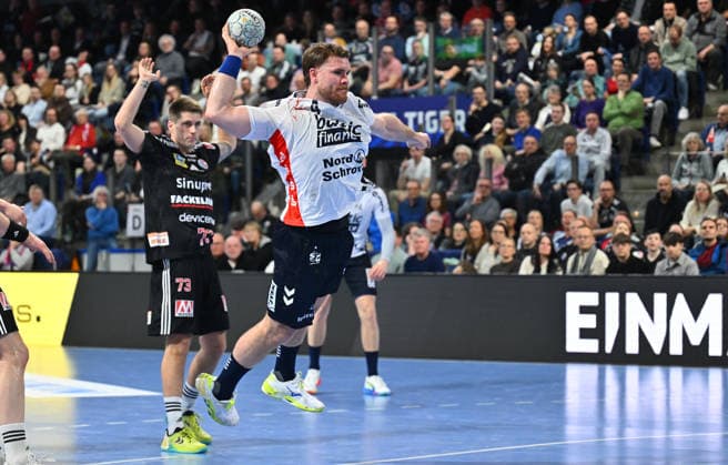21.02.20265 - Handball - 1. Bundesliga DAIKIN HBL - Saison 2025 2026 - 22. Spieltag: HC Erlangen Metropolregion Nürnberg HCE - SG Flensburg Handewitt - - xwoxzix - Johannes Golla (4, SG Flensburg-Handewitt ) vor Viggo Kristjansson (73, HC Erlangen HCE )