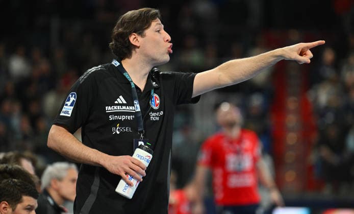 21.02.20265 - Handball - 1. Bundesliga DAIKIN HBL - Saison 2025 2026 - 22. Spieltag: HC Erlangen Metropolregion Nürnberg HCE - SG Flensburg Handewitt - - xwoxzix - Johannes Sellin ( Trainer HC Erlangen HCE ) zeigt deutet