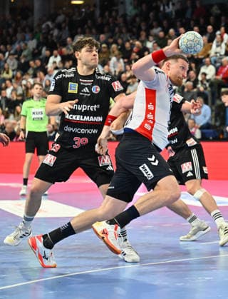 21.02.20265 - Handball - 1. Bundesliga DAIKIN HBL - Saison 2025 2026 - 22. Spieltag: HC Erlangen Metropolregion Nürnberg HCE - SG Flensburg Handewitt - - xwoxzix - Tobias Buck (39, HC Erlangen HCE ) Blaz Blagotinsek (43, SG Flensburg-Handewitt )