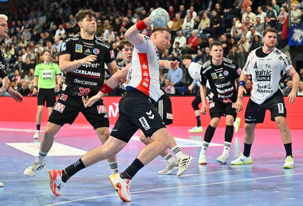 21.02.20265 - Handball - 1. Bundesliga DAIKIN HBL - Saison 2025 2026 - 22. Spieltag: HC Erlangen Metropolregion Nürnberg HCE - SG Flensburg Handewitt - - xwoxzix - Tobias Buck (39, HC Erlangen HCE ) Blaz Blagotinsek (43, SG Flensburg-Handewitt )