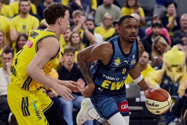 Deutsche Basketball BBL Pokal, ALBA Berlin vs EWE Baskets Oldenburg, Berlin ALBA, Oldenburg EWE Baskets, 2026-02-21 in München (SAP Garden) LOFTON Kyle (EWE BASKETS Oldenburg Point Guard (PG) Nr0-OLD0), O CONNELL Alex (ALBA Berlin Shooting Guard (SG) Nr3-BER3) sportworld München SAP Garden Bayern Deutschland