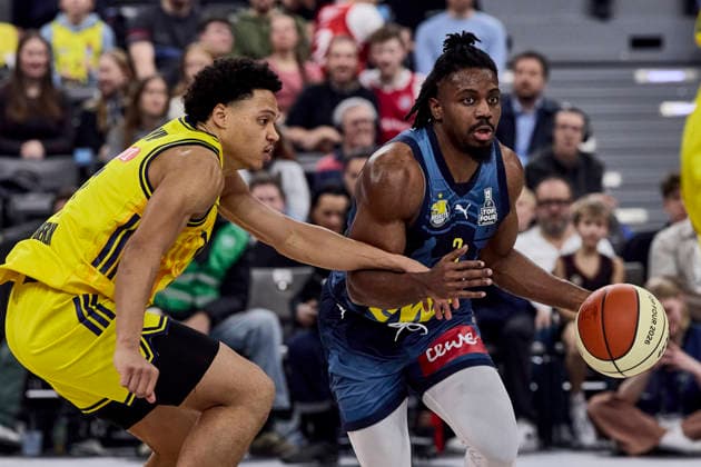 Deutsche Basketball BBL Pokal, ALBA Berlin vs EWE Baskets Oldenburg, Berlin ALBA, Oldenburg EWE Baskets, 2026-02-21 in München (SAP Garden) CLEMONS Christopher (EWE BASKETS Oldenburg Point Guard (PG) Nr3-OLD3), KAYIL Jack (ALBA Berlin Point Guard (PG) Nr7-BER7) sportworld München SAP Garden Bayern Deutschland
