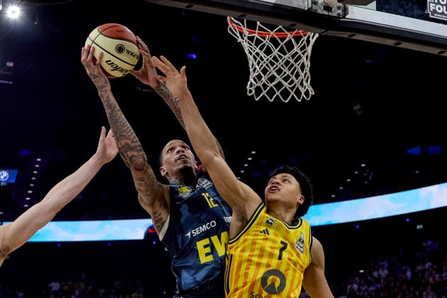 Deutsche Basketball BBL Pokal, ALBA Berlin vs EWE Baskets Oldenburg, Berlin ALBA, Oldenburg EWE Baskets, 2026-02-21 in München (SAP Garden) KYSER Michale (EWE BASKETS Oldenburg Center (C) Nr12-OLD12), KAYIL Jack (ALBA Berlin Point Guard (PG) Nr7-BER7) sportworld München SAP Garden Bayern Deutschland