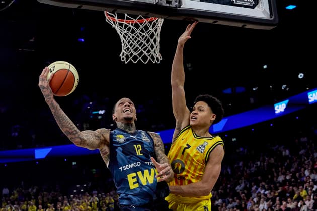 Deutsche Basketball BBL Pokal, ALBA Berlin vs EWE Baskets Oldenburg, Berlin ALBA, Oldenburg EWE Baskets, 2026-02-21 in München (SAP Garden) KYSER Michale (EWE BASKETS Oldenburg Center (C) Nr12-OLD12), KAYIL Jack (ALBA Berlin Point Guard (PG) Nr7-BER7) sportworld München SAP Garden Bayern Deutschland