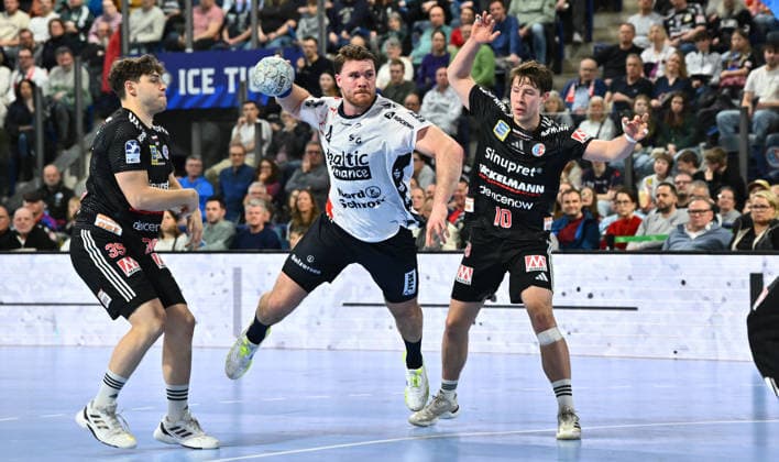 21.02.20265 - Handball - 1. Bundesliga DAIKIN HBL - Saison 2025 2026 - 22. Spieltag: HC Erlangen Metropolregion Nürnberg HCE - SG Flensburg Handewitt - - xwoxzix - Johannes Golla (4, SG Flensburg-Handewitt ) gegen Tobias Buck (39, HC Erlangen HCE ) Florian Scheerer (10, HC Erlangen HCE )