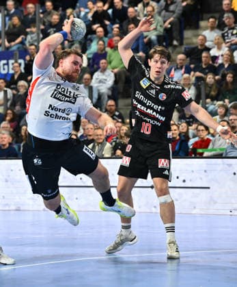 21.02.20265 - Handball - 1. Bundesliga DAIKIN HBL - Saison 2025 2026 - 22. Spieltag: HC Erlangen Metropolregion Nürnberg HCE - SG Flensburg Handewitt - - xwoxzix - Johannes Golla (4, SG Flensburg-Handewitt ) Florian Scheerer (10, HC Erlangen HCE )