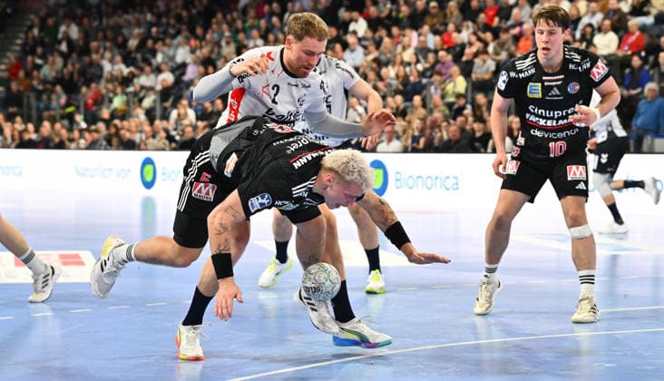 21.02.20265 - Handball - 1. Bundesliga DAIKIN HBL - Saison 2025 2026 - 22. Spieltag: HC Erlangen Metropolregion Nürnberg HCE - SG Flensburg Handewitt - - xwoxzix - Marek Nissen (6, HC Erlangen HCE ) vor Simon Pytlick (2, SG Flensburg-Handewitt )