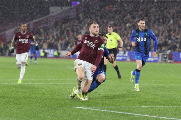 West Ham v Bournemouth 21st February 2026, London - Premier League Football - West Ham United v AFC Bournemouth - Jarrod Bowen of West Ham United goes down in the box under pressure from Adrien Truffert of Bournemouth but a penalty is not given - Photo: Charlotte Wilson Offside. London UK Copyright: xCharlottexWilsonx xOffsidexOffside
