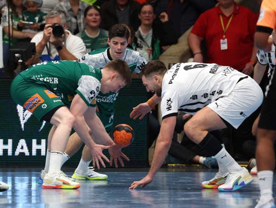 21.02.2026, Deutschland, Göppingen, Handball DAIKIN HBL, FRISCH AUF! Göppingen vs. THW Kiel, v.l. Oskar Neudeck (FAG), Rutger ten Velde (FAG), Harald Reinkind (THW)