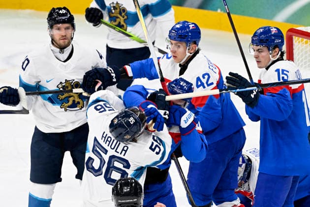 LKS 20260221 Erik Haula of Finland and Simon Nemec of Slovakia struggling during the men s Ice hockey, Eishockey bronze medal match between Slovakia and Finland during the Milano Cortina Winter Olympics at the Milano Santa Giulia Ice Hockey Arena in Milan on February 21, 2026. - EMMI KORHONEN Milano Italy L_GQ1Of-Xzs  Copyright: xEmmixKorhonenx L_GQ1Of-Xzs