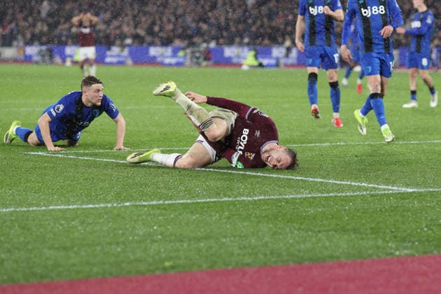West Ham v Bournemouth 21st February 2026, London - Premier League Football - West Ham United v AFC Bournemouth - Jarrod Bowen of West Ham United goes down in the box under pressure from Adrien Truffert of Bournemouth but a penalty is not given - Photo: Charlotte Wilson Offside. London UK Copyright: xCharlottexWilsonx xOffsidexOffside