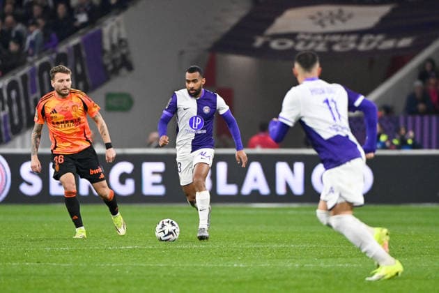 Toulouse FC v Paris FC - Ligue 1 McDonald s 2025 2026 36 Ciro IMMOBILE (pfc) - 23 Cristian CASSERES JR (tfc) during the Ligue 1 McDonald s match between Toulouse and Paris at Stadium de Toulouse on February 21, 2026 in Toulouse, France. Toulouse France  Copyright: xFEPx 776348294