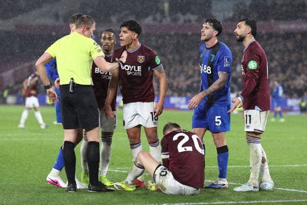West Ham v Bournemouth 21st February 2026, London - Premier League Football - West Ham United v AFC Bournemouth - Crysencio Summerville, Mateus Fernandes and Taty Castellanos of West Ham United appeal to referee Sam Barrott for a penalty - Photo: Charlotte Wilson Offside. London UK Copyright: xCharlottexWilsonx xOffsidexOffside